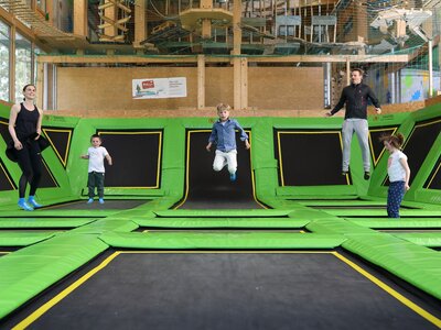 Trampolin mit Familie
