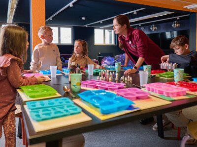 Teens am Basteln in der Betreuung